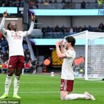 Declan Rice (vpravo) prezradil, prečo to urobil pri oslave gólu v Burnley