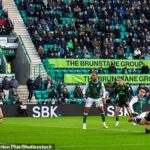 Arne Engels dostal čižmu do tváre, keď hlavou prihral na druhý gól Celticu na Easter Road