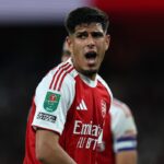 PRAHA, ČESKÁ REPUBLIKA: Piera Hincapieho z Arsenalu vyzýva Stepan Chaloupek zo Slavie Praha počas zápasu fázy MD4 Ligy majstrov UEFA 2025/26 medzi SK Slavia Praha a Arsenal FC v Eden Arene 4. novembra 2025. (Foto Gabriel Kuchta)/Getty Image