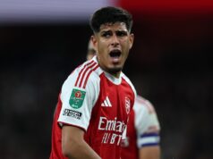 Hincapie stanovuje cieľ Arsenalu na túto sezónu PRAHA, ČESKÁ REPUBLIKA: Piera Hincapieho z Arsenalu vyzýva Stepan Chaloupek zo Slavie Praha počas zápasu fázy MD4 Ligy majstrov UEFA 2025/26 medzi SK Slavia Praha a Arsenal FC v Eden Arene 4. novembra 2025. (Foto Gabriel Kuchta)/Getty Image