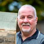 Hráči Chelsea pred zápasom moskovského Dynama s kyticami kvetov