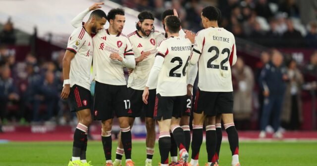 Cody Gakpo z Liverpoolu oslavuje so spoluhráčmi po strelení gólu na 2:0 na ihrisku West Hamu