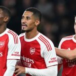 Ezri Konsa z Anglicka hovorí pre médiá