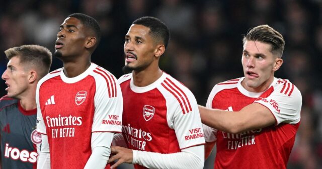   Ezri Konsa z Anglicka hovorí pre médiá 