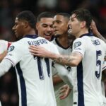 Hráči Anglicka oslavujú gól Bukaya Saka proti Srbsku