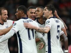 Hodnotenie hráčov Anglicka vs Srbsko ako vynikajúca hviezda 8/10 poukazuje na Thomasa Tuchela Hráči Anglicka oslavujú gól Bukaya Saka proti Srbsku