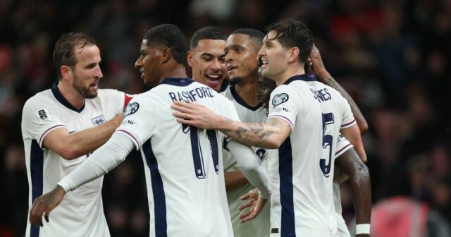 Hráči Anglicka oslavujú gól Bukaya Saka proti Srbsku