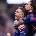 Hráči Arsenalu oslavujú počas remízy 2:2 so Sunderlandom