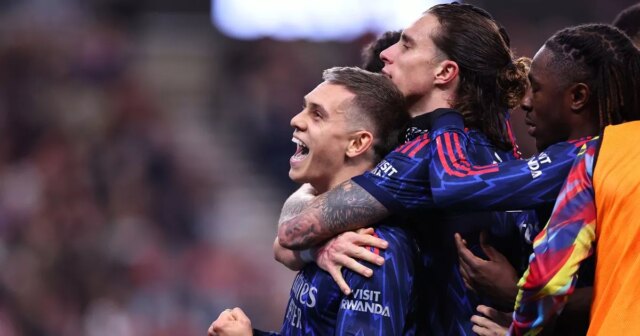 Hodnotenie hráčov Arsenalu proti Sunderlandu ako Leandro Trossard a dvaja Hráči Arsenalu oslavujú počas remízy 2:2 so Sunderlandom