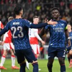 Bukayo Saka z Arsenalu oslavuje strelenie prvého gólu svojho tímu so spoluhráčom Mikelom Merinom (L) počas zápasu fázy MD4 Ligy majstrov UEFA 2025/26 medzi SK Slavia Praha a Arsenal FC v Eden Arene 4. novembra 2025 v Prahe, Česká republika