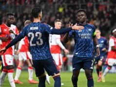 Hodnotenie hráčov Arsenalu vs Slavia Praha ako dve 8/10 hviezdy v presvedčivom víťazstve Bukayo Saka z Arsenalu oslavuje strelenie prvého gólu svojho tímu so spoluhráčom Mikelom Merinom (L) počas zápasu fázy MD4 Ligy majstrov UEFA 2025/26 medzi SK Slavia Praha a Arsenal FC v Eden Arene 4. novembra 2025 v Prahe, Česká republika