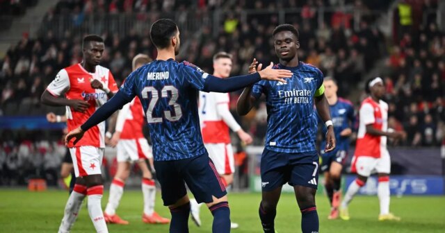 Hodnotenie hráčov Arsenalu vs Slavia Praha ako dve 8/10 hviezdy Bukayo Saka z Arsenalu oslavuje strelenie prvého gólu svojho tímu so spoluhráčom Mikelom Merinom (L) počas zápasu fázy MD4 Ligy majstrov UEFA 2025/26 medzi SK Slavia Praha a Arsenal FC v Eden Arene 4. novembra 2025 v Prahe, Česká republika