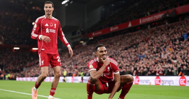 Ryan Gravenberch oslavuje