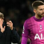 Hlavný tréner Dánska Tottenhamu Hotspur Thomas Frank tlieska fanúšikom, keď taliansky brankár Tottenham Hotspur #01 Guglielmo Vicario reaguje po zápase anglickej futbalovej Premier League medzi Tottenhamom Hotspur a Fulhamom na štadióne Tottenham Hotspur v Londýne 29. novembra 2025. Fulham vyhral zápas 1.-2. (Foto Glyn KIRK / AFP cez Getty Images) / OBMEDZENÉ NA REDAKČNÉ POUŽITIE. Nepoužívať s nepovolenými audio, video, dátami, súpiskami zápasov, klubovými/ligovými logami alebo „živými“ službami. Online použitie v zápase je obmedzené na 120 obrázkov. Ďalších 40 obrázkov môže byť použitých v predĺžení. Žiadna emulácia videa. Používanie sociálnych médií počas zápasu je obmedzené na 120 obrázkov. Ďalších 40 obrázkov môže byť použitých v predĺžení. Nepoužíva sa v publikáciách o stávkach, hrách alebo publikáciách o jednotlivých kluboch/ligách/hráčoch. /