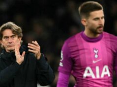 Hodnotenie hráčov Tottenhamu verzus Fulham, keďže Vicario vypískal po katastrofe 3/10 a Porro má problémy Hlavný tréner Dánska Tottenhamu Hotspur Thomas Frank tlieska fanúšikom, keď taliansky brankár Tottenham Hotspur #01 Guglielmo Vicario reaguje po zápase anglickej futbalovej Premier League medzi Tottenhamom Hotspur a Fulhamom na štadióne Tottenham Hotspur v Londýne 29. novembra 2025. Fulham vyhral zápas 1.-2. (Foto Glyn KIRK / AFP cez Getty Images) / OBMEDZENÉ NA REDAKČNÉ POUŽITIE. Nepoužívať s nepovolenými audio, video, dátami, súpiskami zápasov, klubovými/ligovými logami alebo „živými“ službami. Online použitie v zápase je obmedzené na 120 obrázkov. Ďalších 40 obrázkov môže byť použitých v predĺžení. Žiadna emulácia videa. Používanie sociálnych médií počas zápasu je obmedzené na 120 obrázkov. Ďalších 40 obrázkov môže byť použitých v predĺžení. Nepoužíva sa v publikáciách o stávkach, hrách alebo publikáciách o jednotlivých kluboch/ligách/hráčoch. /