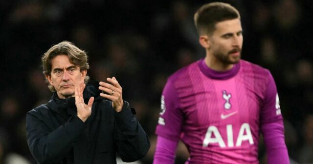 Hlavný tréner Dánska Tottenhamu Hotspur Thomas Frank tlieska fanúšikom, keď taliansky brankár Tottenham Hotspur #01 Guglielmo Vicario reaguje po zápase anglickej futbalovej Premier League medzi Tottenhamom Hotspur a Fulhamom na štadióne Tottenham Hotspur v Londýne 29. novembra 2025. Fulham vyhral zápas 1.-2. (Foto Glyn KIRK / AFP cez Getty Images) / OBMEDZENÉ NA REDAKČNÉ POUŽITIE. Nepoužívať s nepovolenými audio, video, dátami, súpiskami zápasov, klubovými/ligovými logami alebo „živými“ službami. Online použitie v zápase je obmedzené na 120 obrázkov. Ďalších 40 obrázkov môže byť použitých v predĺžení. Žiadna emulácia videa. Používanie sociálnych médií počas zápasu je obmedzené na 120 obrázkov. Ďalších 40 obrázkov môže byť použitých v predĺžení. Nepoužíva sa v publikáciách o stávkach, hrách alebo publikáciách o jednotlivých kluboch/ligách/hráčoch. /