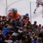 Fanynka pozdĺž skla na zápase Avalanche-Rangers si vo štvrtok vyhrnula tričko