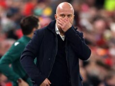 Holandské médiá sa venujú Arne Slotovi, keďže šéf Liverpoolu odišiel bojovať o prácu po ponížení PSV Arne Slot