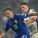 Ivan Ilič bráni loptu