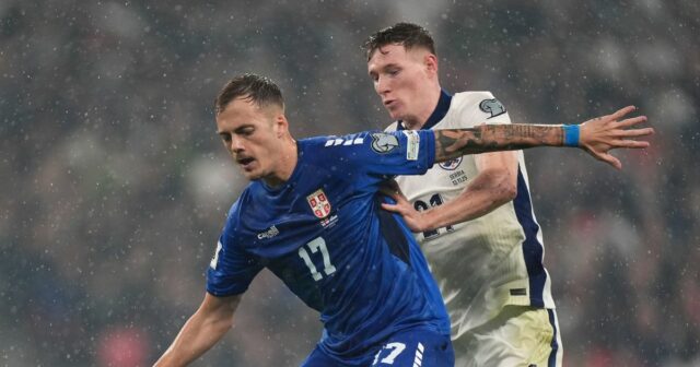 Ivan Ilič bráni loptu