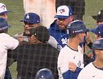 Hra World Series 7 upadá do chaosu, keď sa lavičky uvoľňujú po tom, čo hviezda Blue Jays bola zasiahnutá ihriskom Dodgers