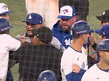 Hra World Series 7 upadá do chaosu, keď sa lavičky uvoľňujú po tom, čo hviezda Blue Jays bola zasiahnutá ihriskom Dodgers Hra World Series 7 upadá do chaosu, keď sa lavičky uvoľňujú po tom, čo hviezda Blue Jays bola zasiahnutá ihriskom Dodgers