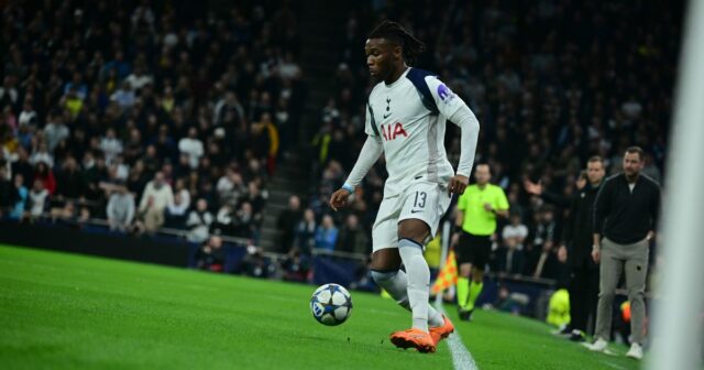 LONDÝN, SPOJENÉ KRÁĽOVSTVO - 4. NOVEMBRA: Destiny Udogie (13) z Tottenhamu v akcii počas futbalového zápasu Ligy majstrov UEFA medzi Tottenhamom a Kodaňou na štadióne Tottenham Hotspur 4. novembra 2025 v Londýne v Spojenom kráľovstve. (Foto: Rasid Necati Aslim/Anadolu cez Getty Images)
