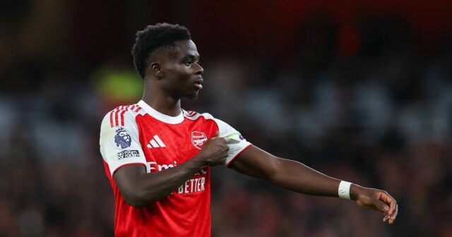 Hráči Arsenalu ukazujú skutočné farby s podporou Bukayo Saka po Bukayo Saka si vyťahuje rukáv