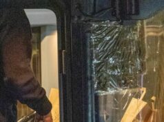 Hráči Barcelony odchádzali „otrasení“ po tom, čo tímový autobus „prepadol“ pred zápasom Chelsea Ligy majstrov Autobus tímu FC Barcelona v Londýne