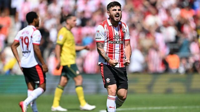 Ryan Manning oslavuje po tom, čo Southampton porazil Wrexham v St Mary's