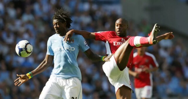 William Gallas (R) a spoluhráč Emmanuel Adebayor z Arsenalu oslavujú vyrovnanie napriek úsiliu Stanislava Bogusha z Dynama Kyjev počas zápasu G-skupiny Ligy majstrov UEFA medzi Dynamom Kyjev a Arsenalom
