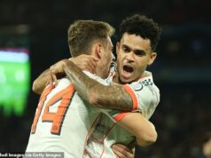 Hrdina na nulu! Bývalá hviezda Liverpoolu strelila dva góly a potom bola vylúčená z hororovej výzvy, ktorá nechala súpera v slzách Luis Diaz sa v utorok večer dostal z hrdinu na nulu, keď sa proti Parížu Saint-Germain postavil