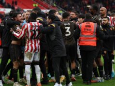 Hromadná bitka, keď sa hráči stretnú a fanúšikovia v chaose hádžu predmety na zápase majstrovstiev Na konci víťazstva Hull City vonku v Stoke boli nevkusné scény