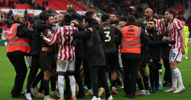 Hromadná bitka, keď sa hráči stretnú a fanúšikovia v chaose Na konci víťazstva Hull City vonku v Stoke boli nevkusné scény