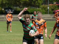 Hrozná tragédia, keď vychádzajúca hviezda NRL Johannes Logan tragicky zomiera vo veku iba 19 rokov s tým, že jeho milovaní zostali v šoku Johannes Logan je zobrazený, ako sa chystal skórovať na pokus za South Sydney. Správa o jeho smrti zanechala rugbyovú ligu v šoku