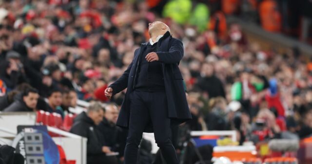 Hrozné rozhodnutie Arneho Slotu stojí Liverpool, keďže kríza Reds proti PSV pokračuje
