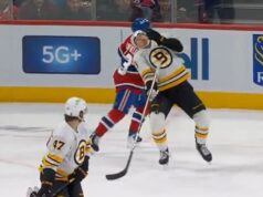 Hrozný moment bezbrannej hviezdy Bruins Charlieho McAvoya zasiahol letiaci puk do tváre Hviezdu Bostonu Bruins Charlieho McAvoya zasiahol v sobotu večer puk do tváre
