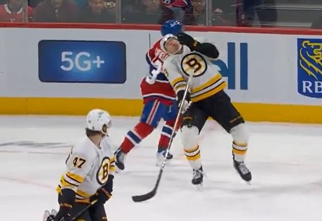 Hrozný moment bezbrannej hviezdy Bruins Charlieho McAvoya zasiahol letiaci puk Hviezdu Bostonu Bruins Charlieho McAvoya zasiahol v sobotu večer puk do tváre