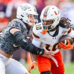 Široký prijímač Miami Malachi Toney (10) bol vystrčený z ihriska, čo viedlo k brutálnemu zásahu