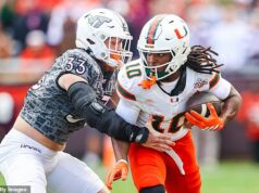 Hrôzostrašný moment, keď ženu zrazil pri lete vysokoškolák po tom, čo dvaja muži ušli z cesty Široký prijímač Miami Malachi Toney (10) bol vystrčený z ihriska, čo viedlo k brutálnemu zásahu