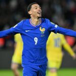 Hugo Ekitike oslavuje po strelení gólu počas futbalového zápasu európskej kvalifikácie D-skupiny majstrovstiev sveta 2026 medzi Francúzskom a Ukrajinou.
