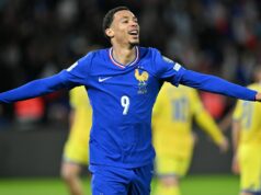 Hugo Ekitike posiela jasný odkaz Arnemu Slotovi uprostred dilemy Alexandra Isaka Hugo Ekitike oslavuje po strelení gólu počas futbalového zápasu európskej kvalifikácie D-skupiny majstrovstiev sveta 2026 medzi Francúzskom a Ukrajinou.