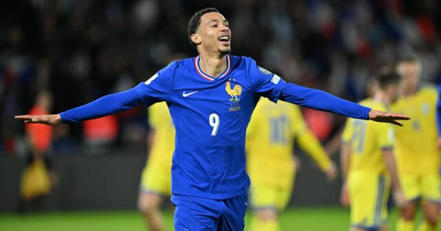 Hugo Ekitike posiela jasný odkaz Arnemu Slotovi uprostred dilemy Alexandra Hugo Ekitike oslavuje po strelení gólu počas futbalového zápasu európskej kvalifikácie D-skupiny majstrovstiev sveta 2026 medzi Francúzskom a Ukrajinou.