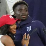 Angličan Bukayo Saka a jeho partner Tolami Benson po štvrťfinálovom zápase UEFA Euro 2024