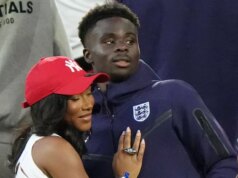 Hviezda Arsenalu Bukayo Saka sa zasnúbila s priateľkou „obrovským“ prsteňom Angličan Bukayo Saka a jeho partner Tolami Benson po štvrťfinálovom zápase UEFA Euro 2024
