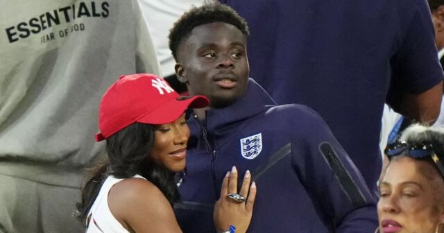 Hviezda Arsenalu Bukayo Saka sa zasnúbila s priateľkou „obrovským“ prsteňom Angličan Bukayo Saka a jeho partner Tolami Benson po štvrťfinálovom zápase UEFA Euro 2024