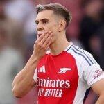 Leandro Trossard z Arsenalu vyzerá skľúčene po porážke tímu 2:1 po zápase Premier League medzi Arsenal FC a AFC Bournemouth na Emirates Stadium 3. mája 2025 v Londýne v Anglicku.