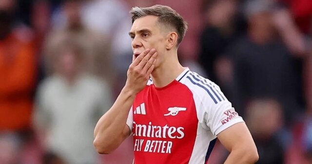 Hviezda Arsenalu Leandro Trossard obvinený z 'trucovania', keď tréner naráža Leandro Trossard z Arsenalu vyzerá skľúčene po porážke tímu 2:1 po zápase Premier League medzi Arsenal FC a AFC Bournemouth na Emirates Stadium 3. mája 2025 v Londýne v Anglicku.