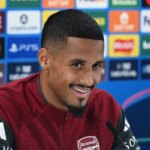 William Saliba počas tlačovej konferencie Arsenalu