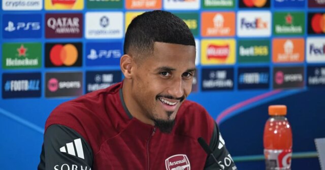 Hviezda Arsenalu William Saliba prijíma prestup do Realu Madrid s William Saliba počas tlačovej konferencie Arsenalu